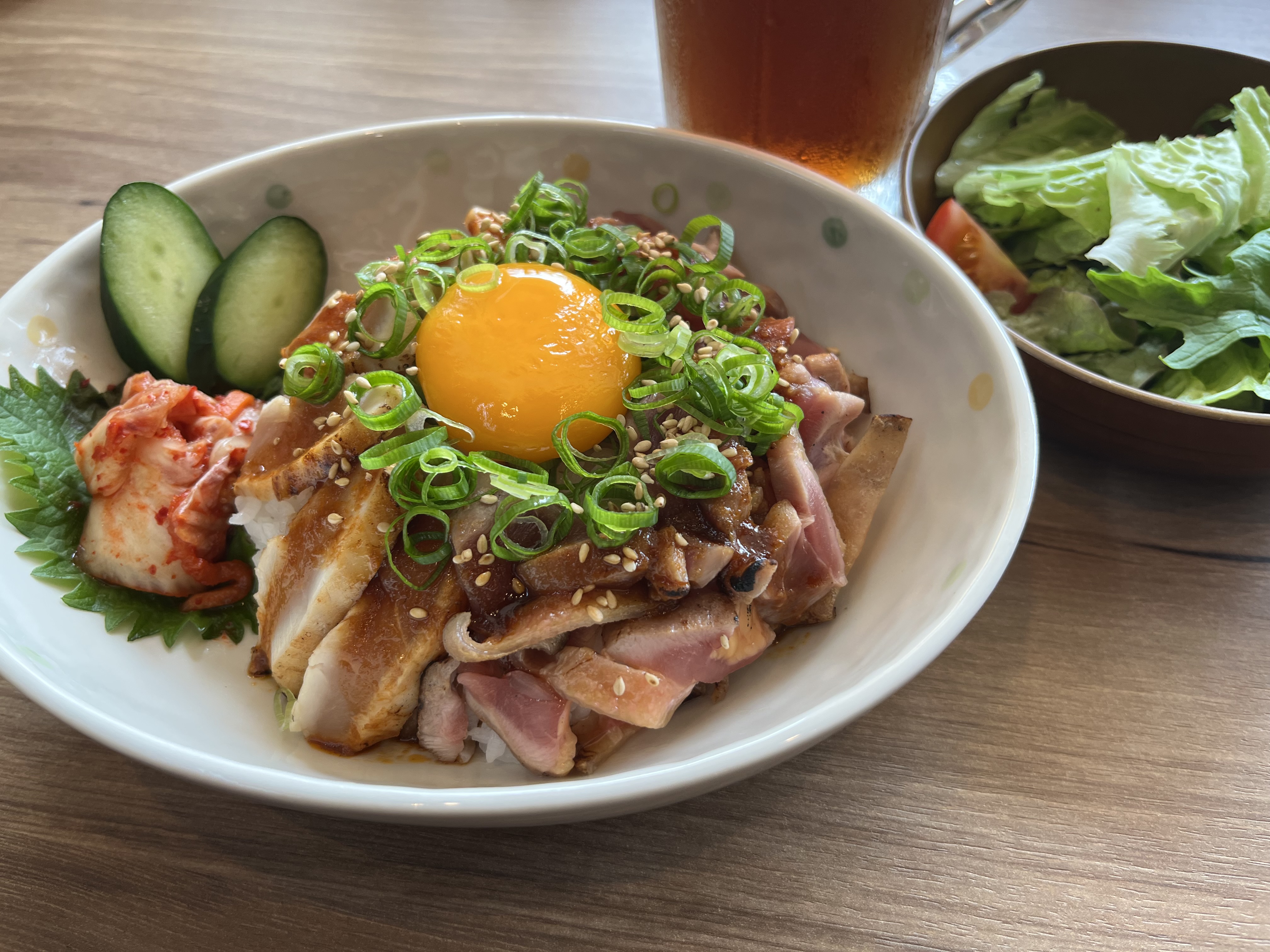 薩摩地鶏むね炙りユッケ丼